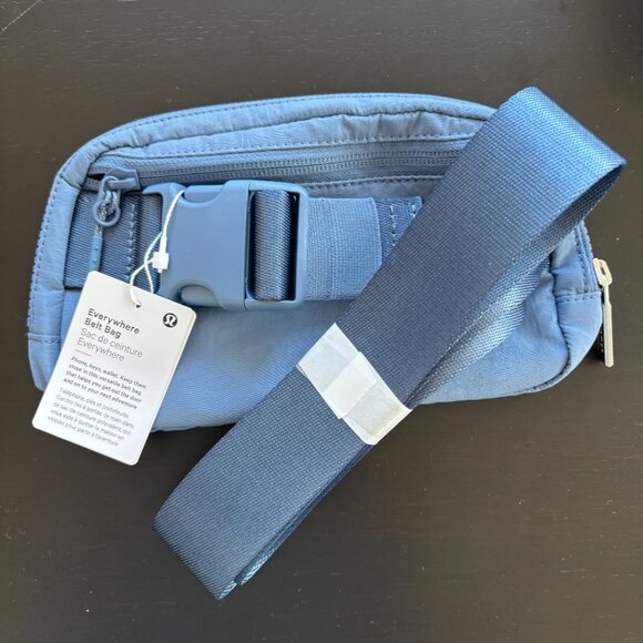 NWT Lululemon Everywhere Belt Bag 1L in Blue - Picture 3 of 4